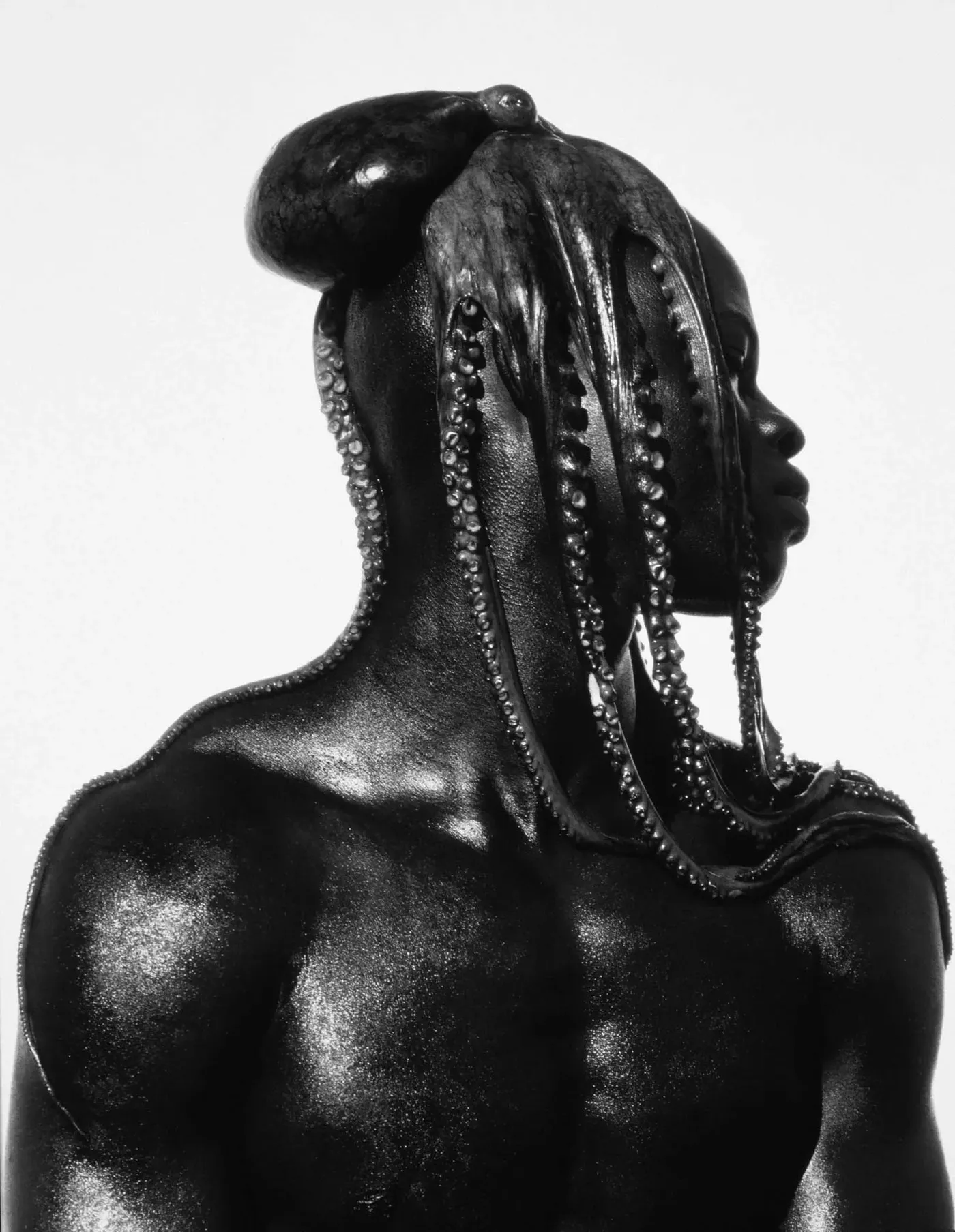 Retrato de un hombre con un pulpo sobre la cabeza, en blanco y negro