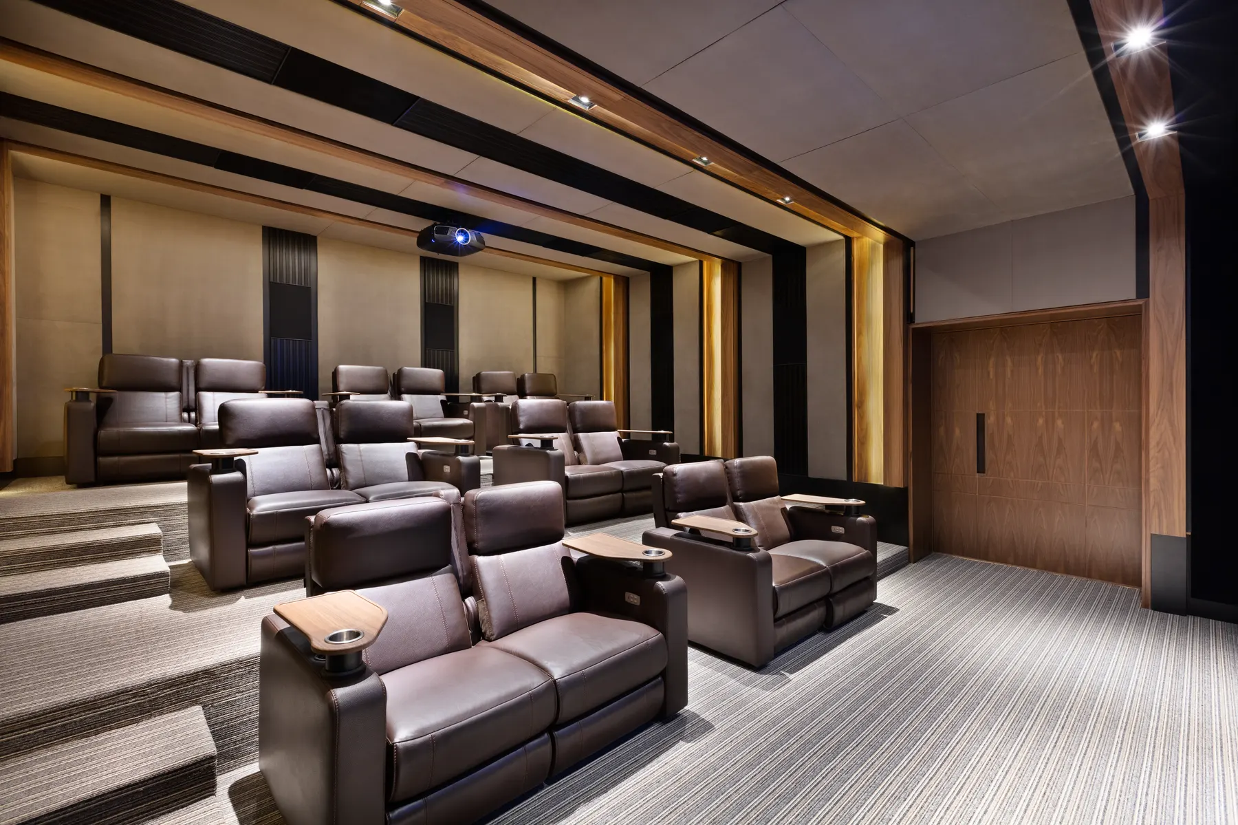 Sala de cine con butacas escalonadas y luz indirecta en el techo