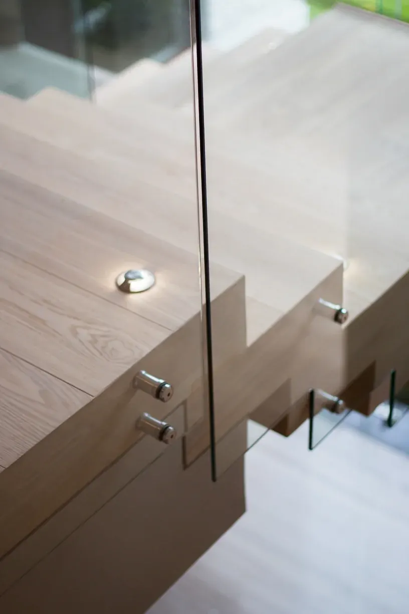 Detalle del barandal de cristal sobre la escalera