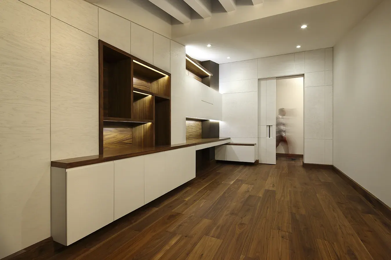 Estancia con mobiliario a medida y piso de madera