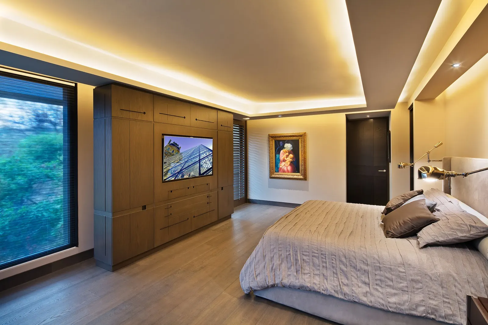 Recámara con muro de madera, luz de cornisa y ventana hacia el bosque