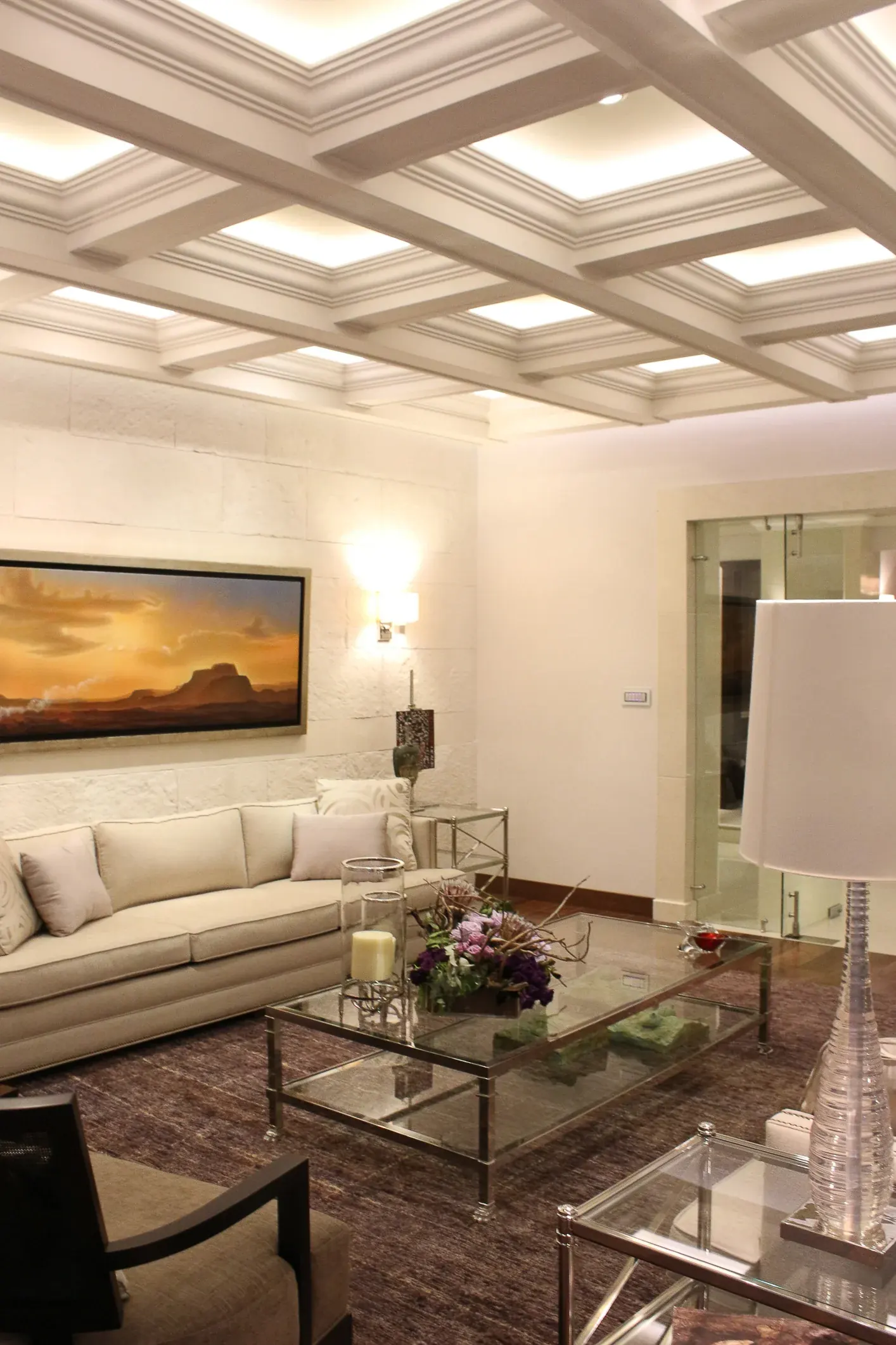 Rincón de la sala, con el cuadro y la lámpara de pie junto al ventanal