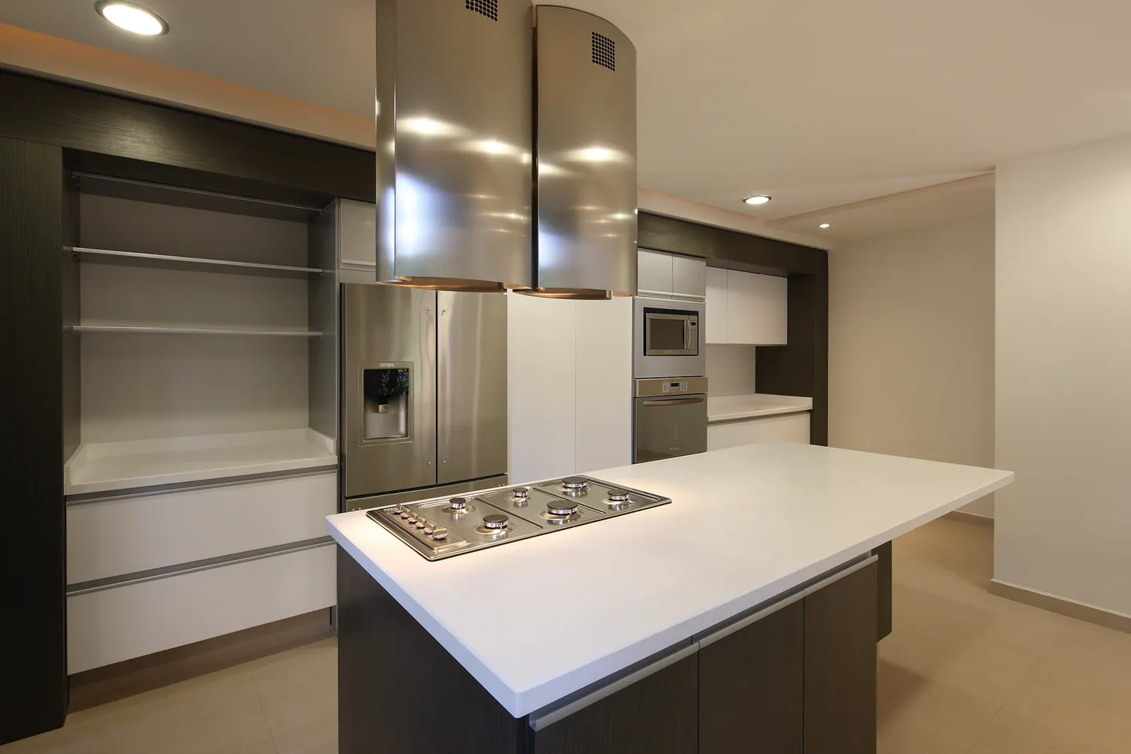 Cocina con isla central y cubierta blanca