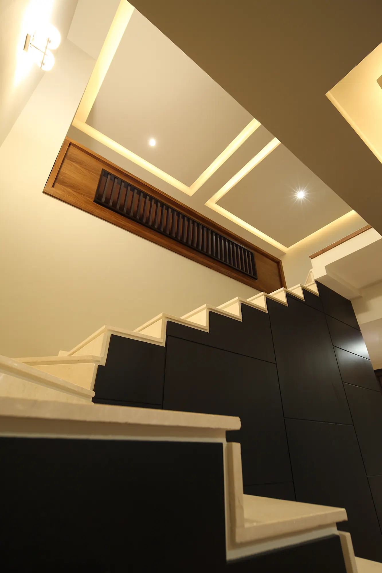 La escalera desde arriba, con el muro de madera del hueco