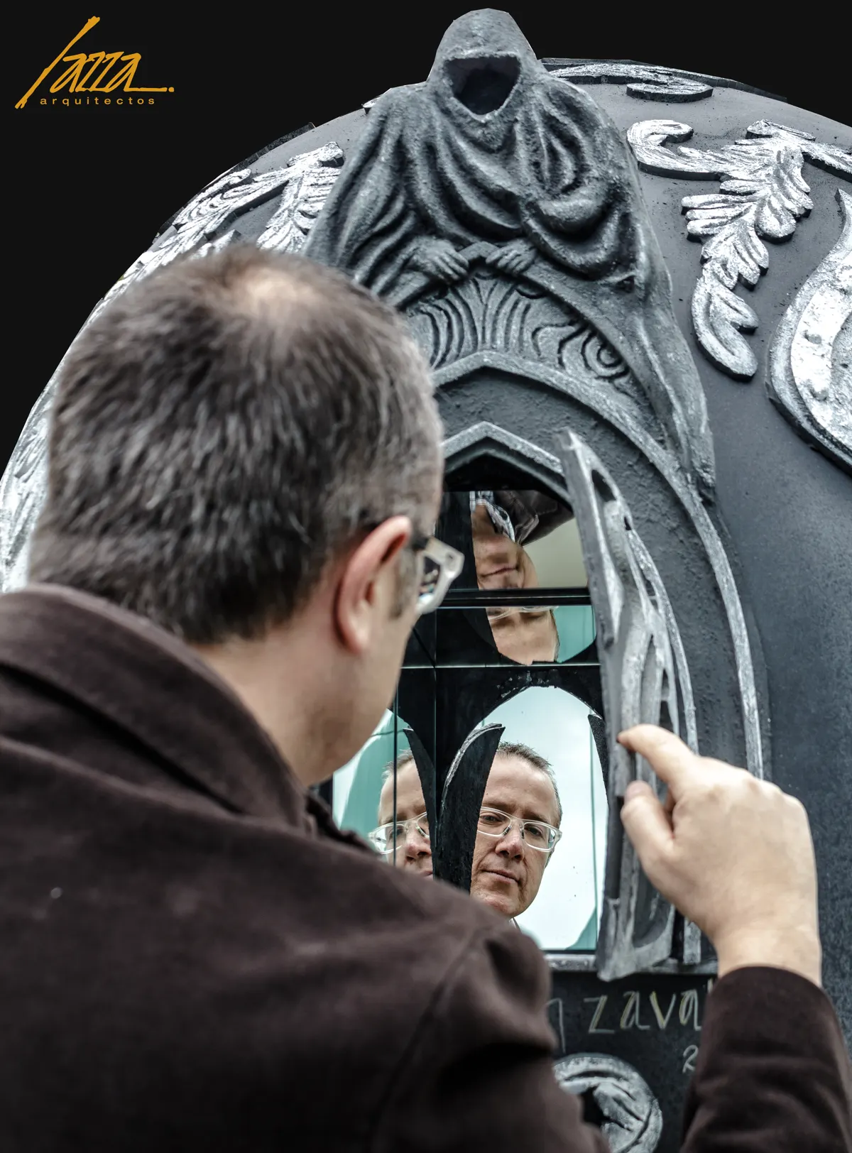Jaime Lavín frente a su escultura Nuestros Símbolos, con su rostro reflejado en los espejos de la pieza